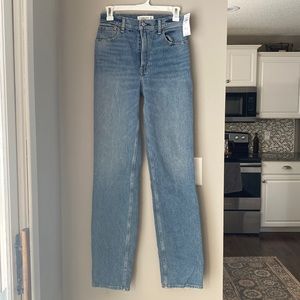 Abercrombie & Fitch The 90s Straight Ultra High Rise Jeans. Size 0L. NEW W TAGS